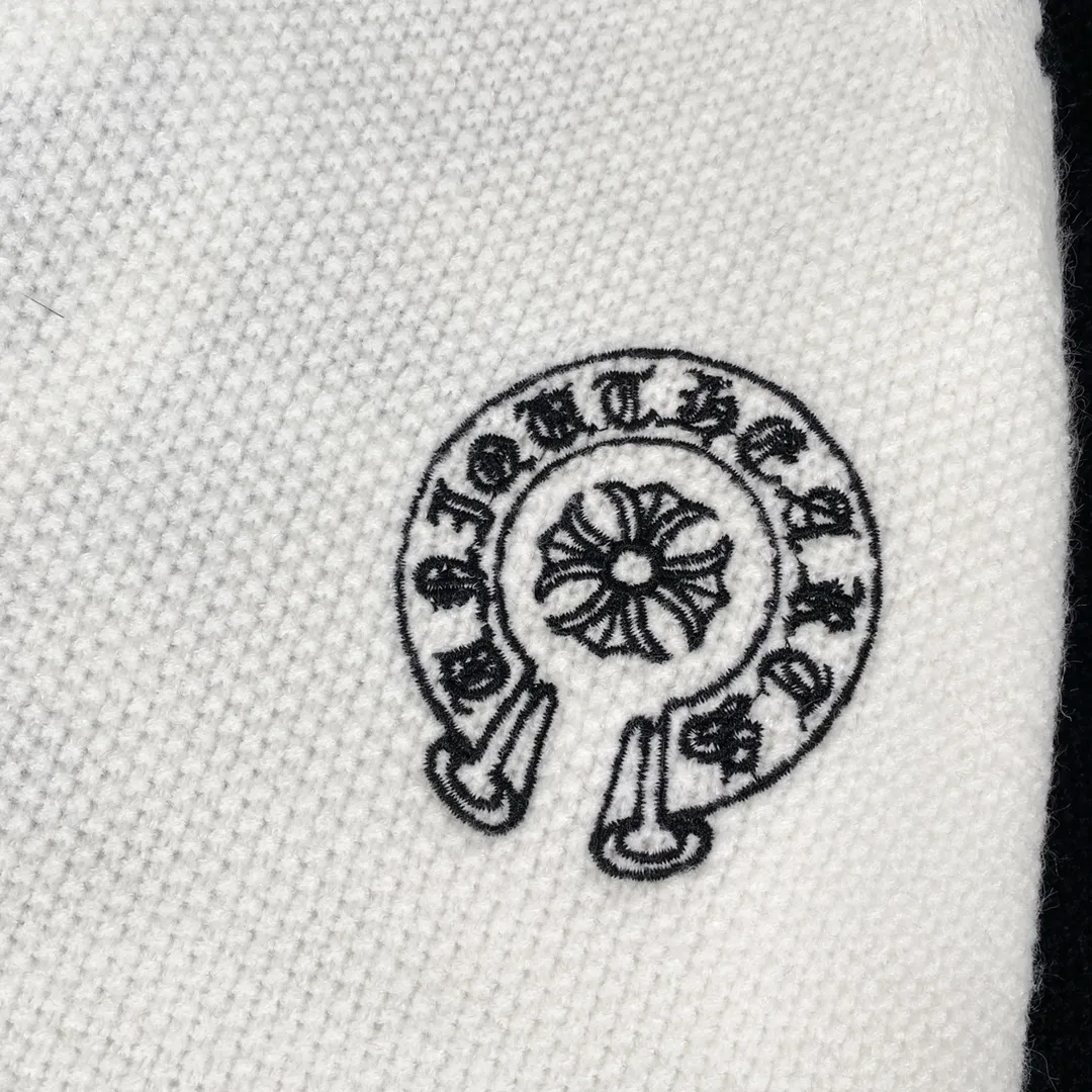 P260 ChromeHearts popular Chrome Hearts CH Sanskrit horseshoe cross embroidery pullover round neck raglan sleeve sweater. Contrast color splicing raglan round neck knitted sweater, unique knitting texture, soft and skin-friendly, classic pattern embroidery on the front and back. Retro chic. The contrasting color raglan sleeve design and the thick stitching craftsmanship at the joints make it look great when worn alone or layered! The fit is loose and slimming! Fashionable patchwork colored sweater, colorfully intertwined, with clear layers, warm and slimming. Whether worn alone or layered, you can easily control various styles and show your personal charm. The raglan sleeves are shoulder-width in contrasting colors and have ultra-detailed embroidery on the front and back, giving it a casual street feel. It looks great when worn alone! The sleeves are designed with contrasting colors and seams, and the round neck style reveals the neck and flatters the face shape! Wool blend knitted fabric, soft, comfortable and warm to the touch. Contrasting color design➕Loose fit, not flattering on your body shape and slimming, not to mention how easy it is to wear! Basic, versatile and fashionable classic! Black and white are versatile! Black and gray high-end! Couples get involved!  Color: black and white/black gray Size: S~M~L